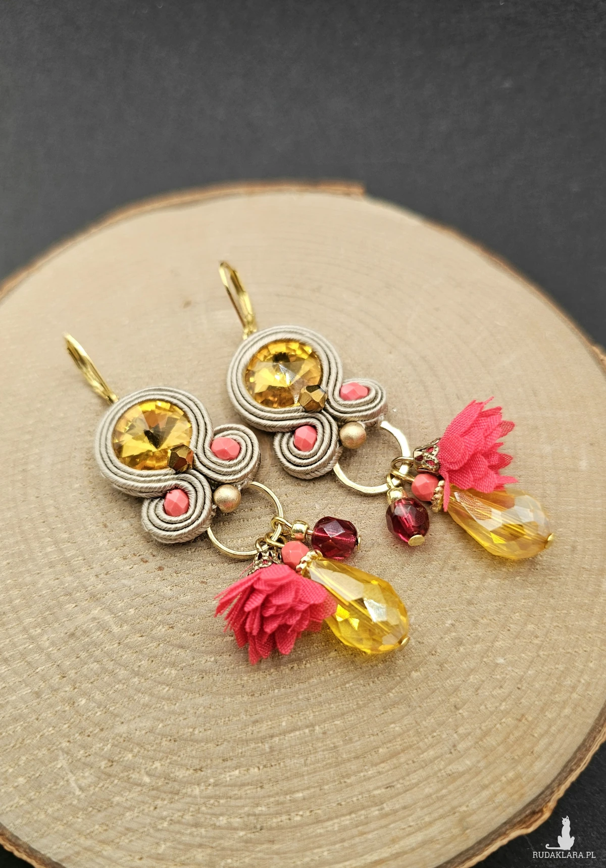 Beżowo kolorowe kolczyki sutasz z kryształkami 10